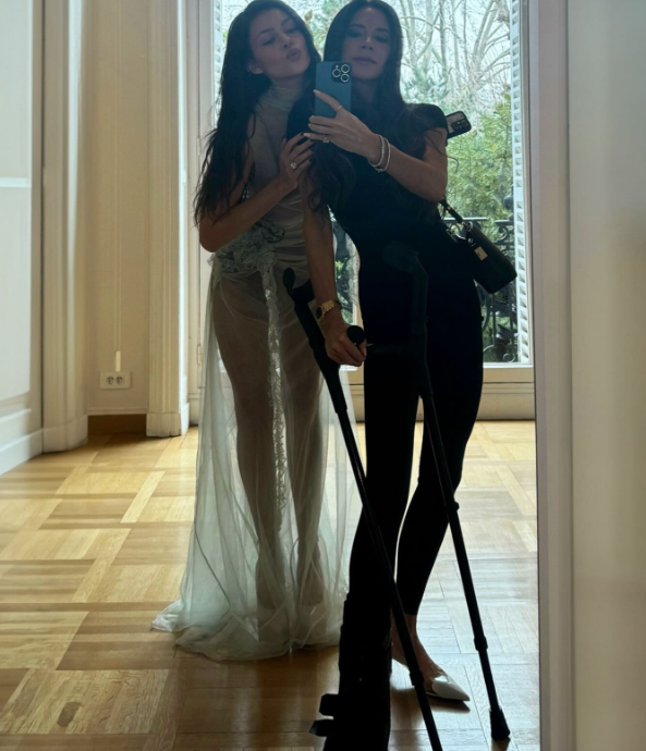 Victoria Beckham and Nicola Peltz pose for a mirror selfie during a pre-show fitting in a post dated February 27, 2024 | Source: Instagram/victoriabeckham