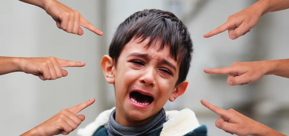 Niño llorando mientras es señalado. | Foto: Pixabay