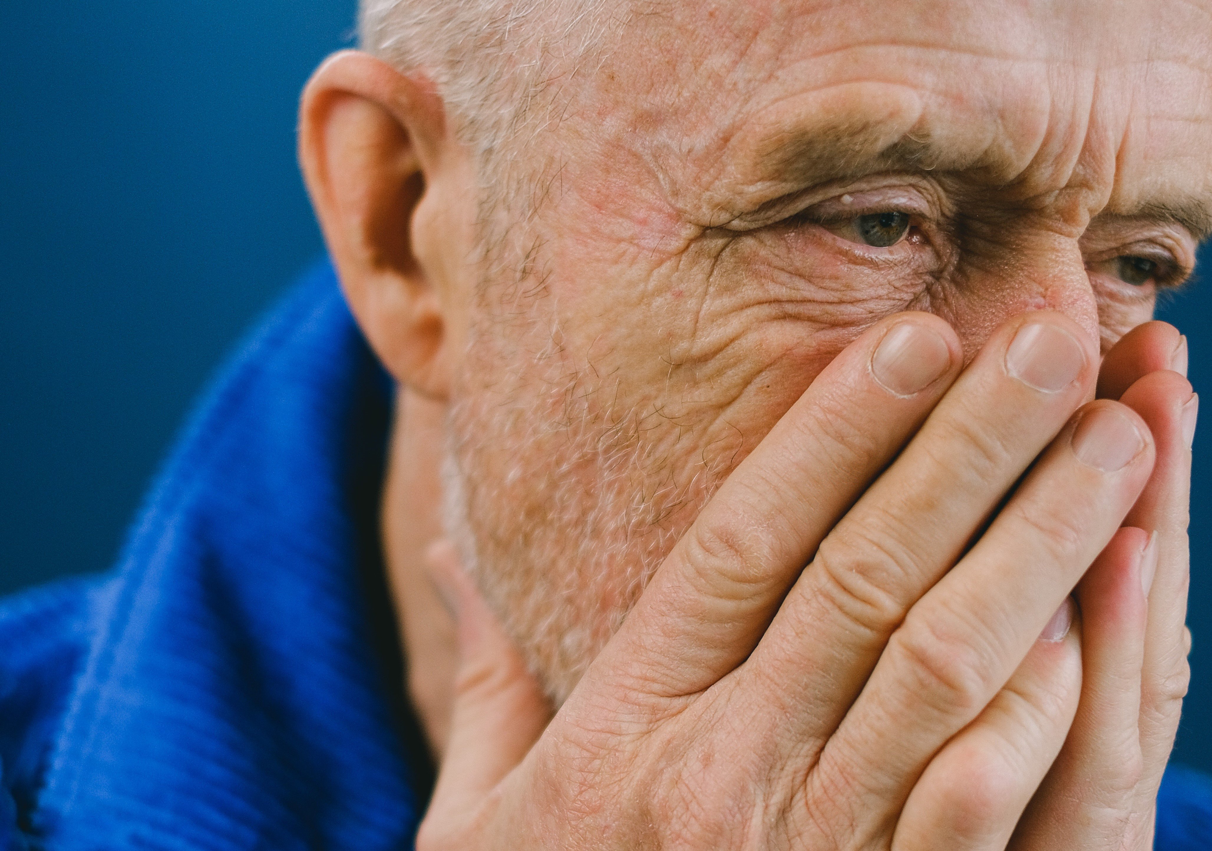 Carl was anxious & upset when he wasn't allowed inside Doris's ward. | Source: Pexels