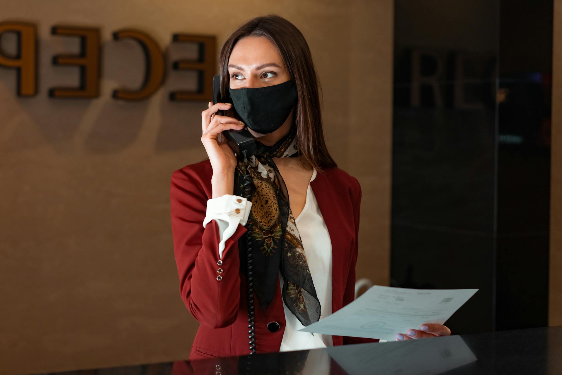 A receptionist talking on the phone | Source: Pexels