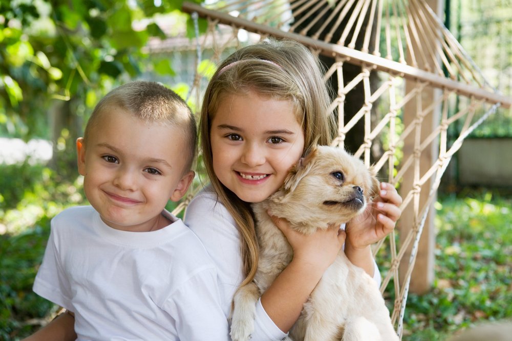 Niños felices con perrito. | Foto: Shutterstock
