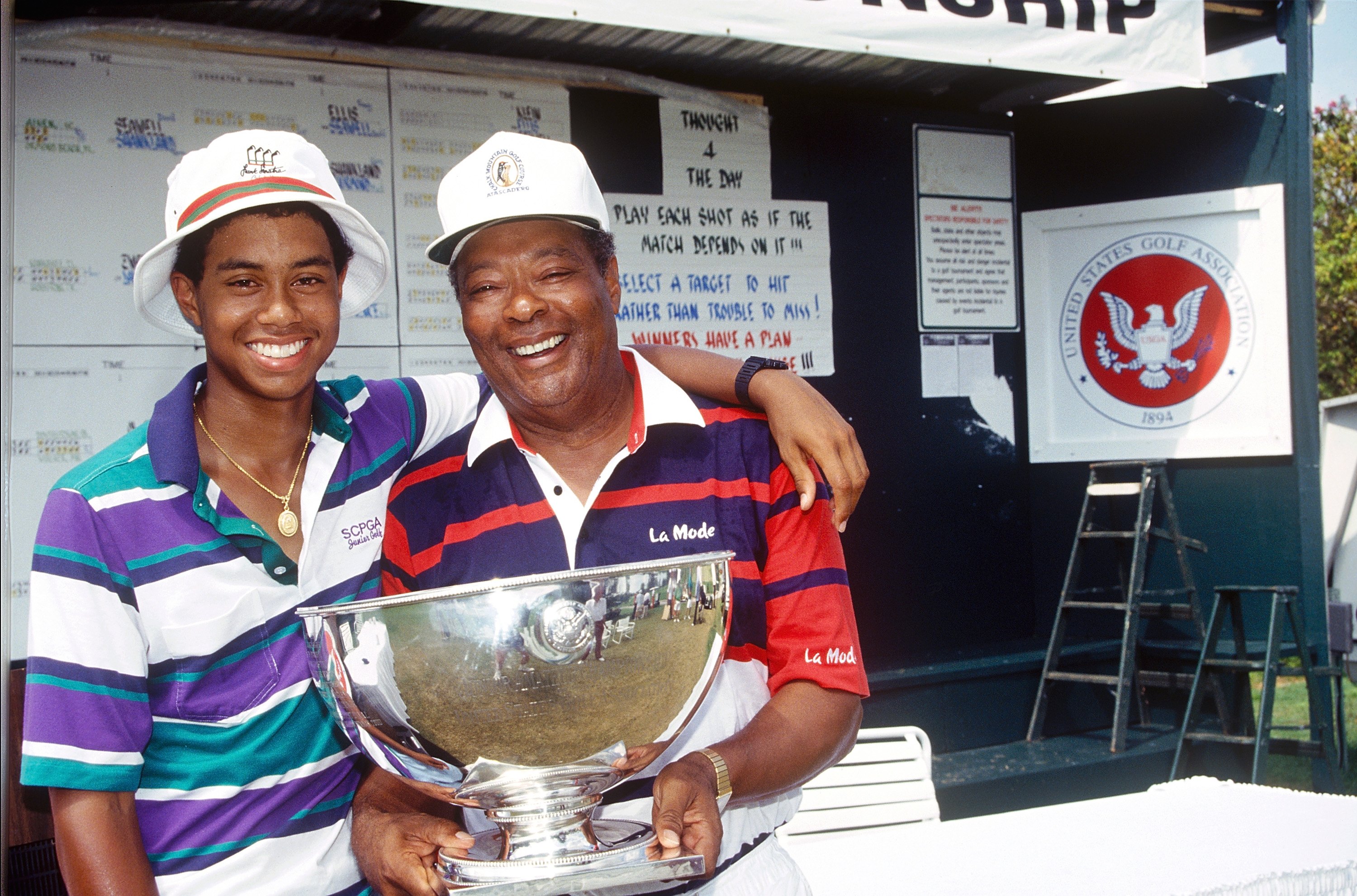 Tiger Woods and his father, Earl, celebrate Tiger's victory at the 1991 USGA Junior Amateur Championships in Orlando, Florida on July 28, 1991. | Source: Getty Images