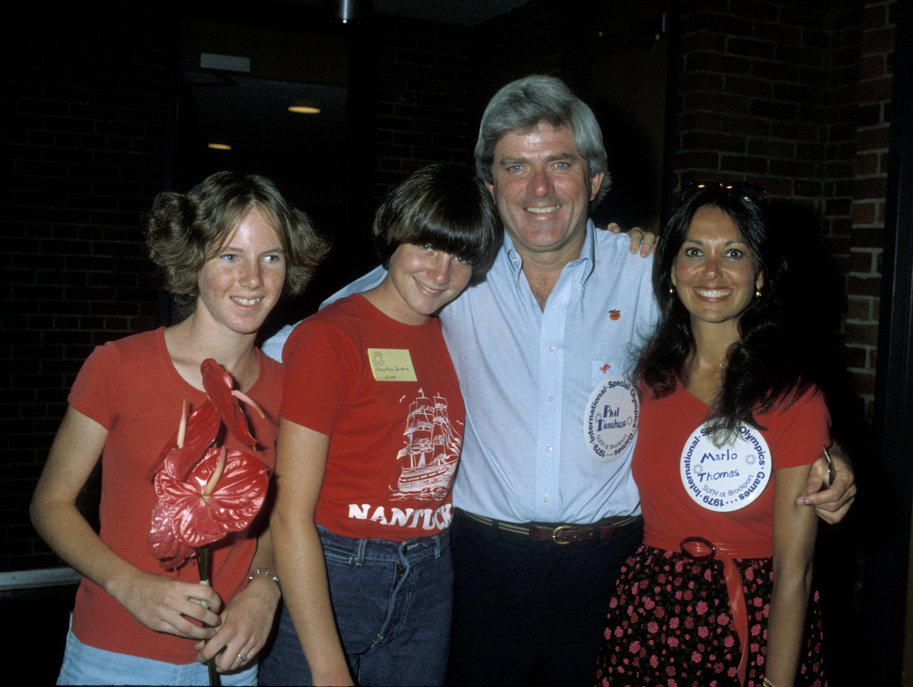 Mary Rose Donahue, Phil Donahue and Marlo Thomas, and a friend (left) at the 1979 International Summer Special Olympics | Source: Getty Images