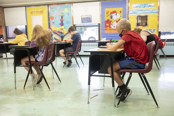 Des élèves du primaire assistent aux cours. | Photo : Getty Images Des élèves du primaire assistent aux cours. | Photo : Getty Images
