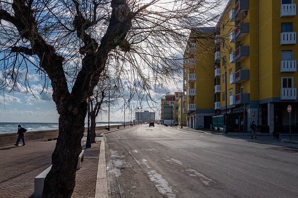 La promenade de Molfetta désertée à l'heure de pointe en zone rouge le 24 mars à Molfetta. |Photo : Getty Images