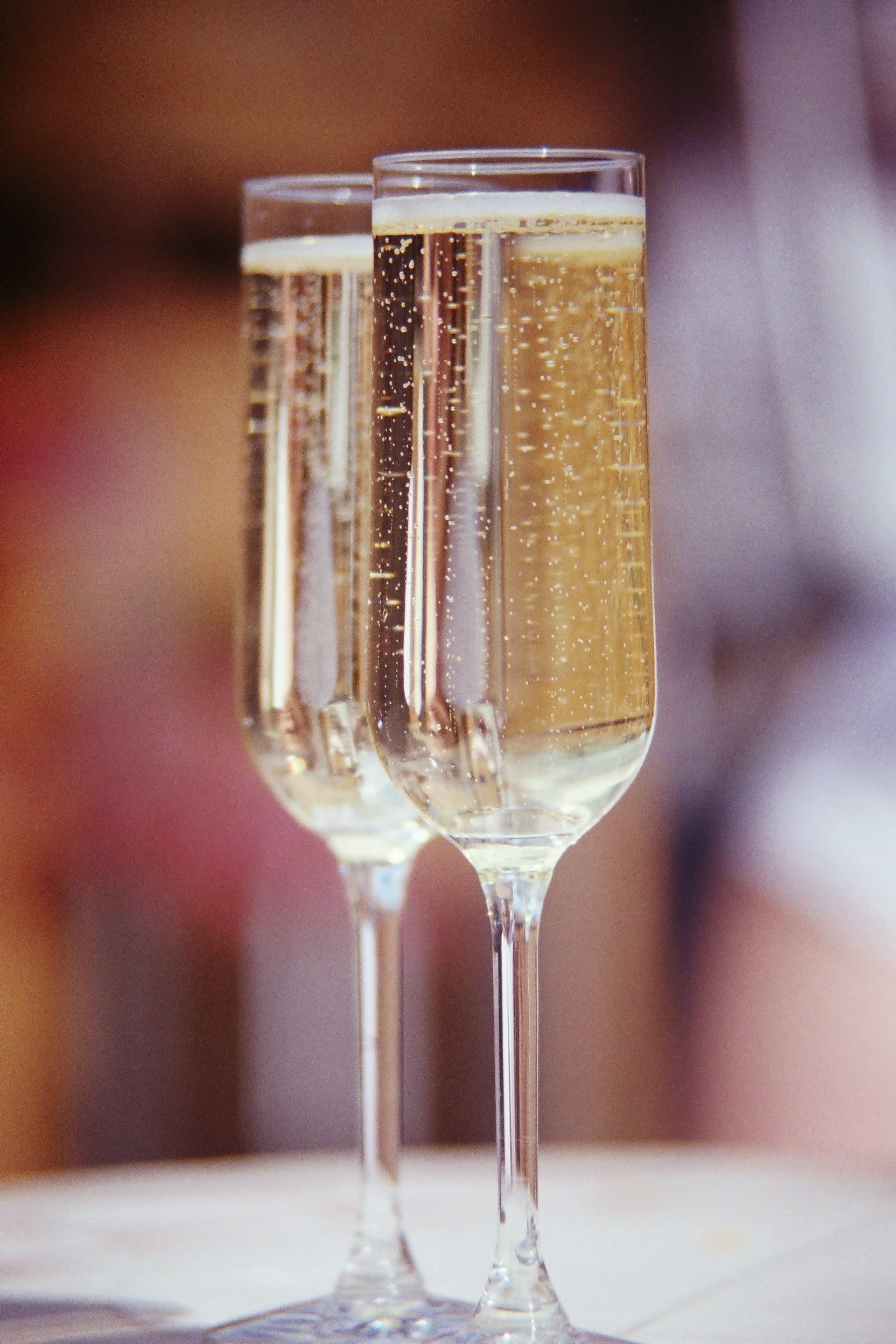 Two glasses of champagne | Source: Unsplash