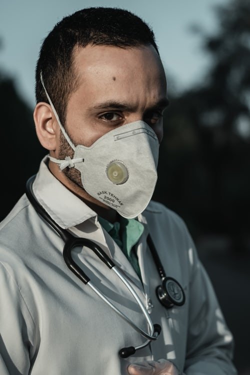 Un homme médecin un masque. | Photo : Unsplash