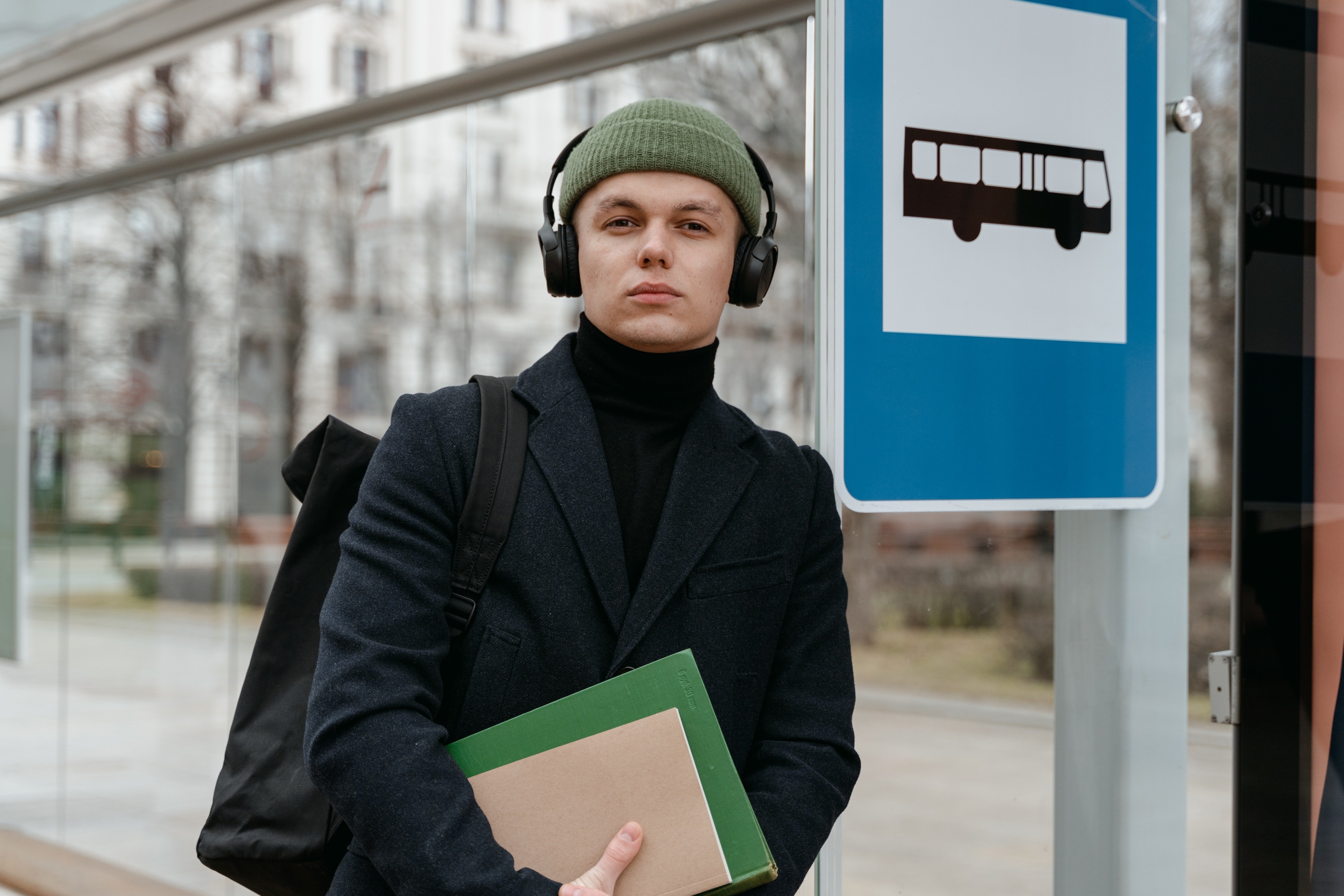 Estudiante en parada de autobús. | Foto: Pexels