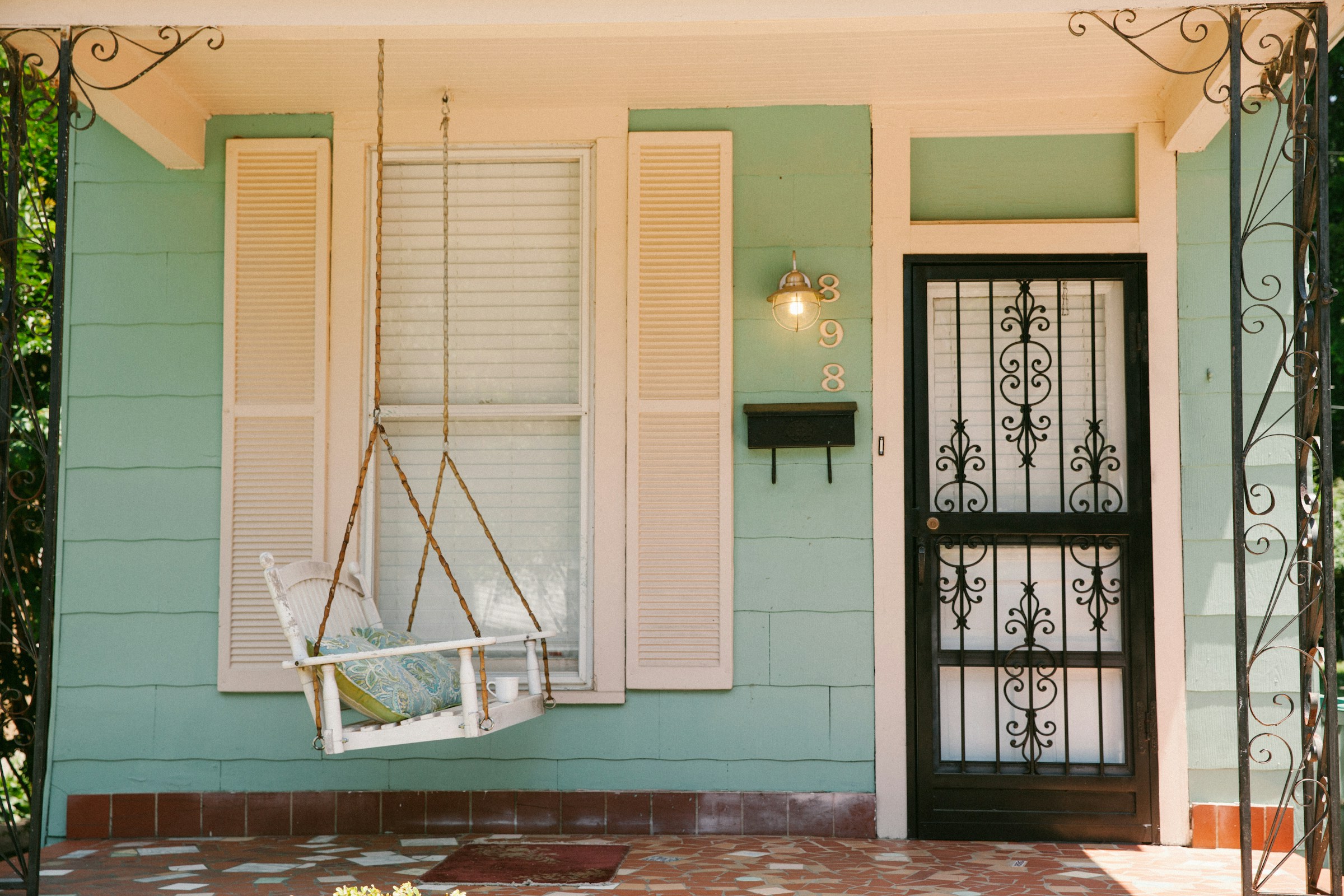 A porch swing | Source: Unsplash