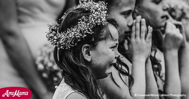 Adorable photo of 6-year-old girl crying when parents get married