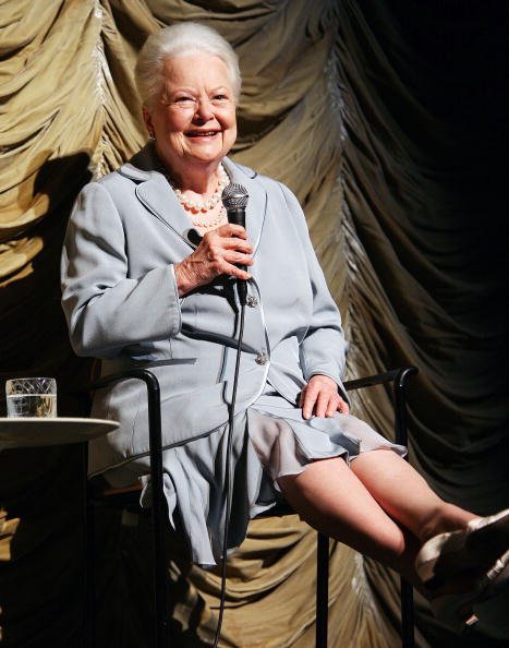 La légende du cinéma Olivia de Havilland apparaît sur scène pour une séance de questions et réponses. |Photo : Getty Images.
