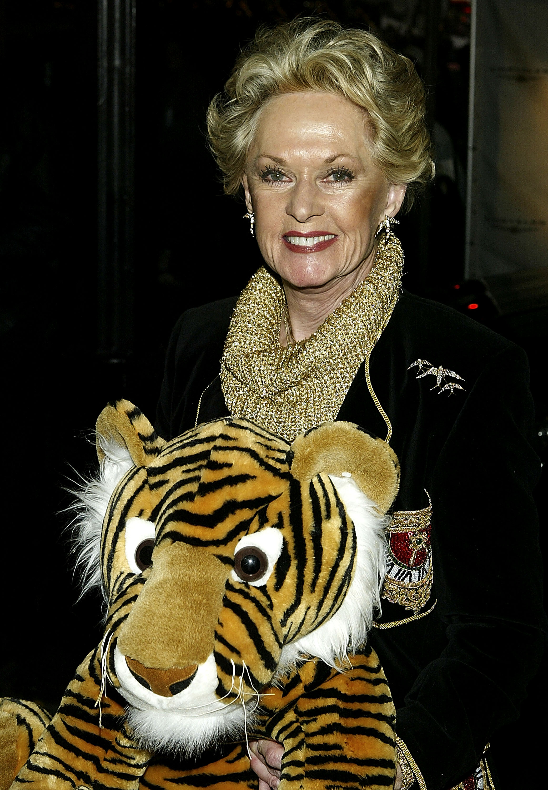 Tippi Hedren poses for a photo before the start of the 72nd Annual Hollywood Christmas Parade in Los Angeles, California, November 30, 2003. | Source: Getty Images