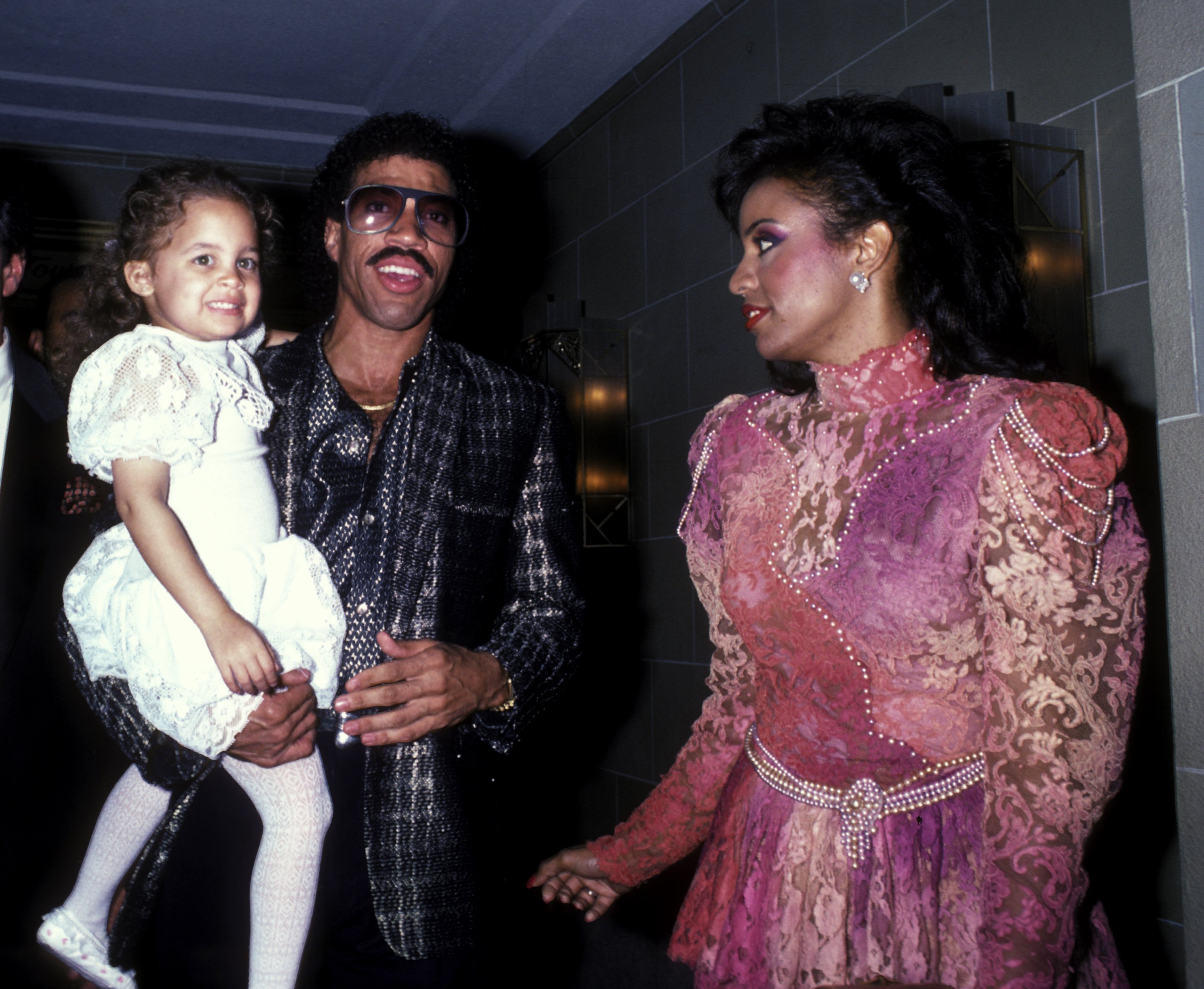 Nicole Richie and Lionel Richie and Brenda Harvey in New York 1985. | Source: Getty Images