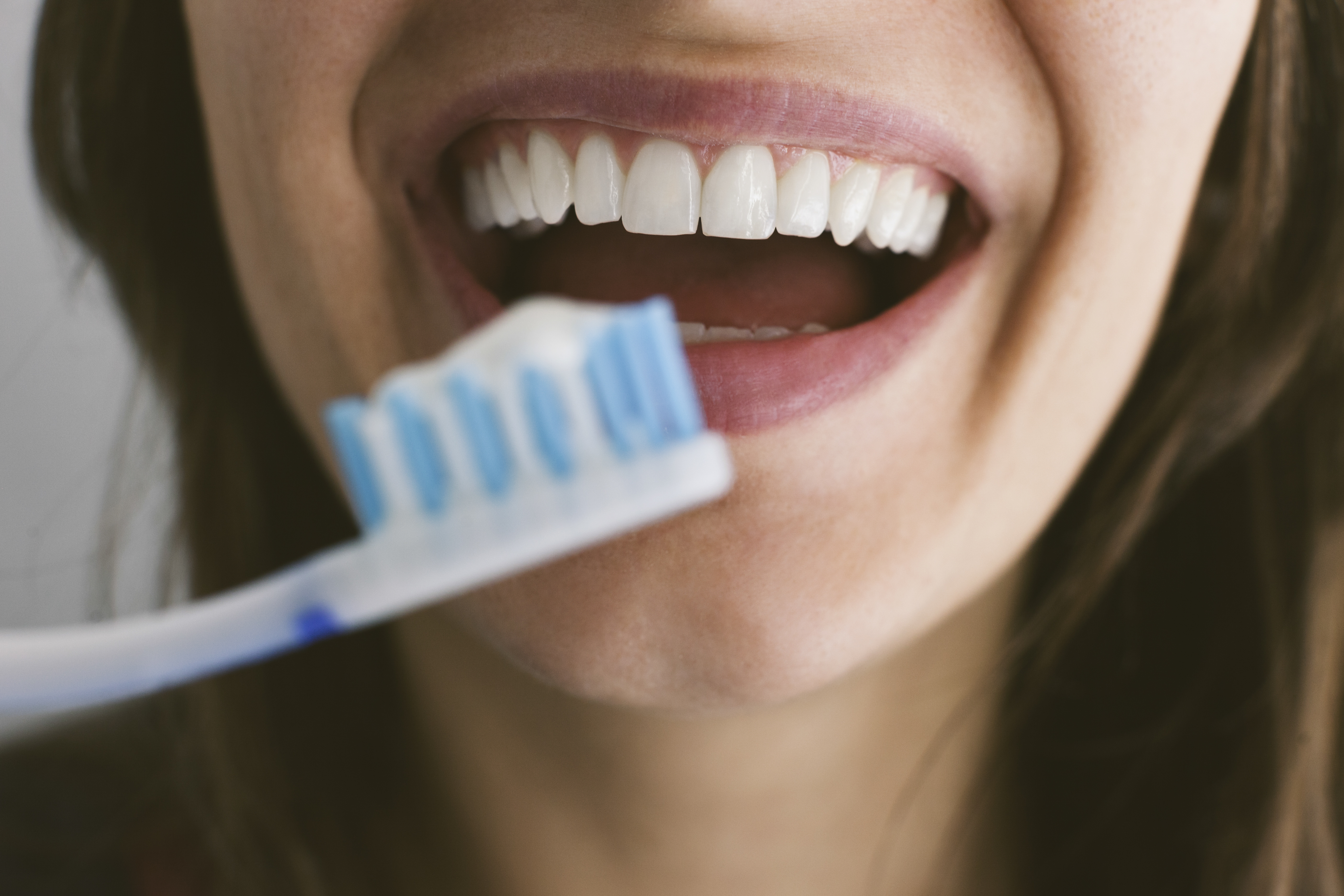 A young woman brushing her teeth | Source: Getty Images