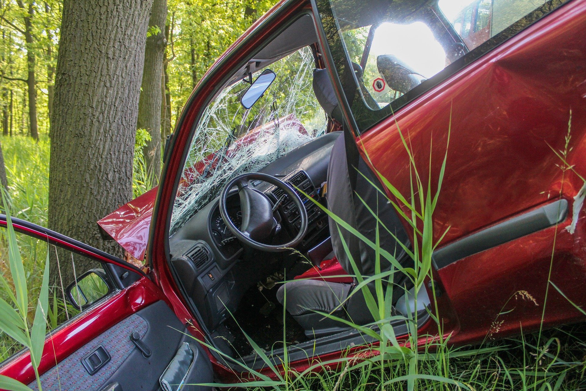 Une voiture fracassée après un accident. | Photo : Pixabay