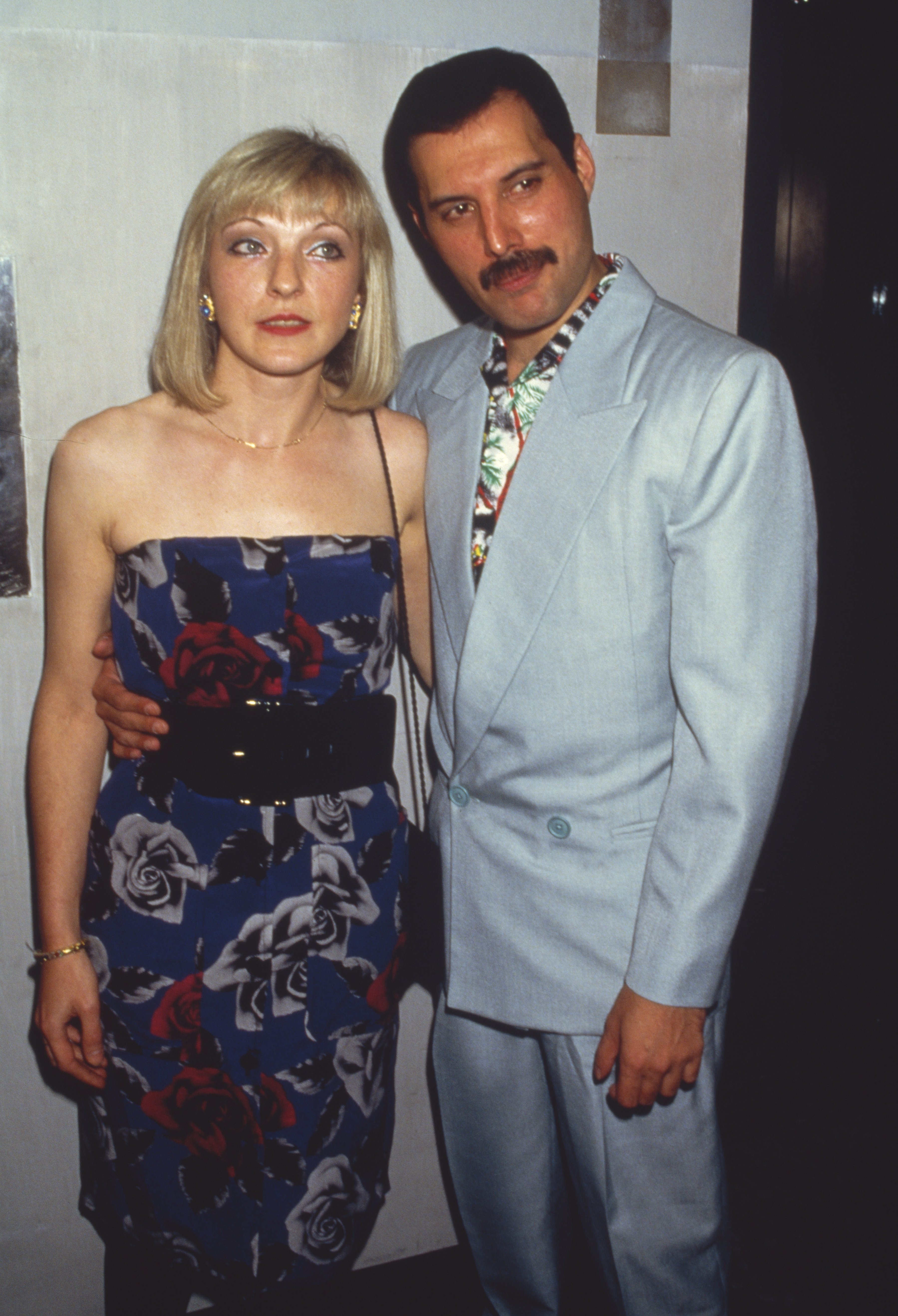  Freddie Mercury with his friend Mary Austin at an after-party for Queen's Wembley concerts, Kensington Roof Gardens, London, 12th July 1986. | Photo: GettyImages