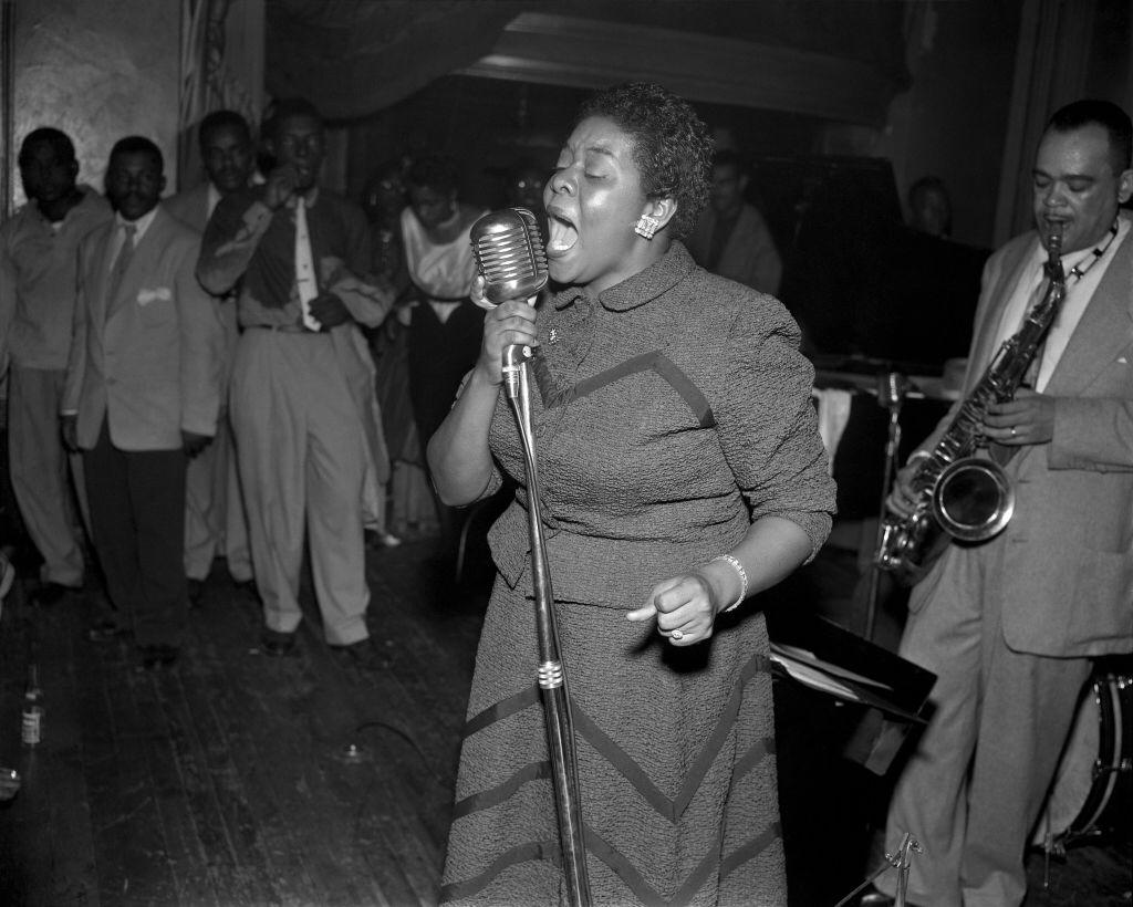 Jazz and blues and R and B singer Dinah Washington performs at the Chateau Gardens on September 5, 1952 | Photo: Getty Images