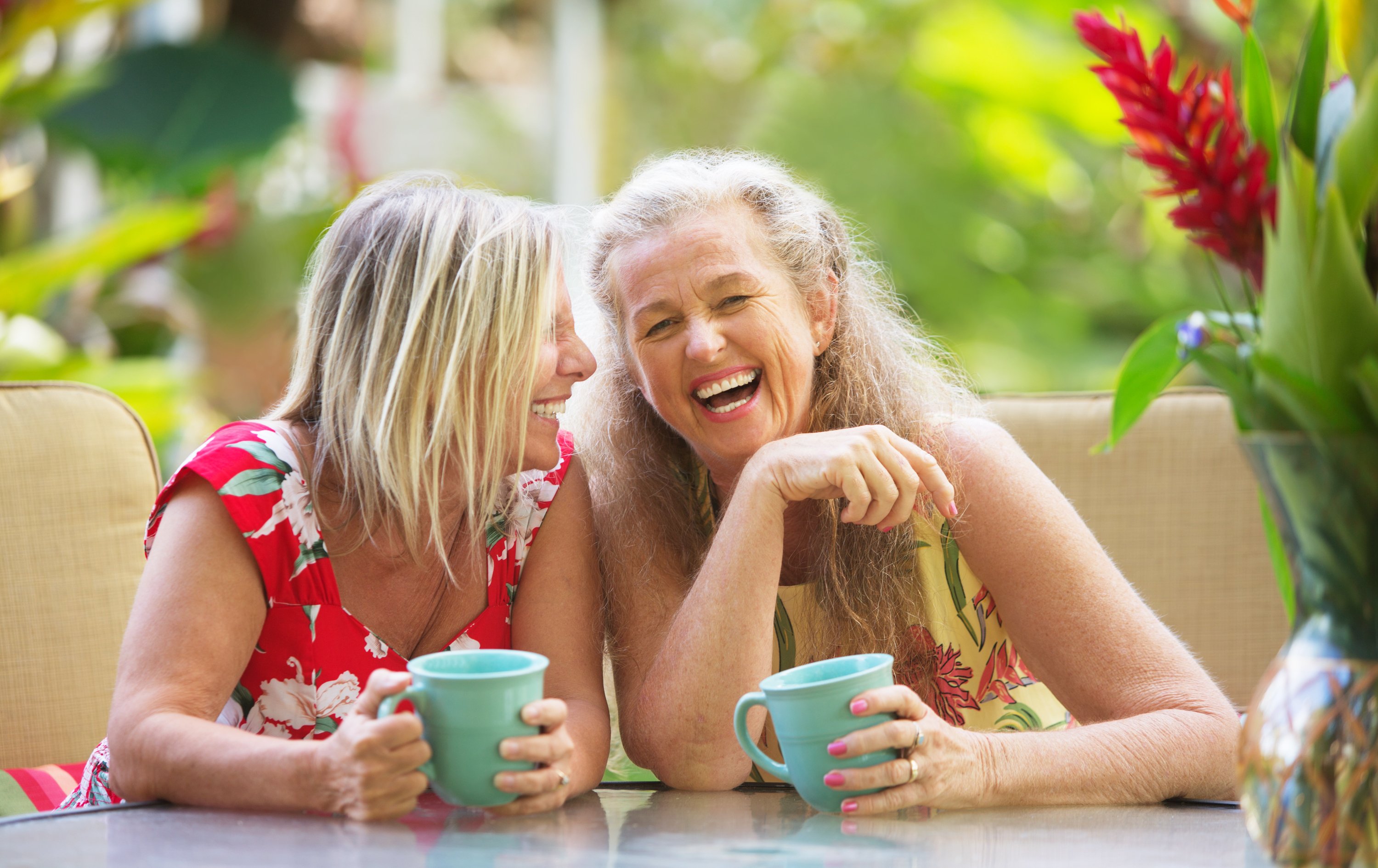 Zwei süße Freundinnen mittleren Alters lachen | Quelle: Shutterstock