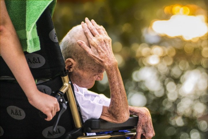 Señor mayor en una silla de ruedas. | Foto: PxHere