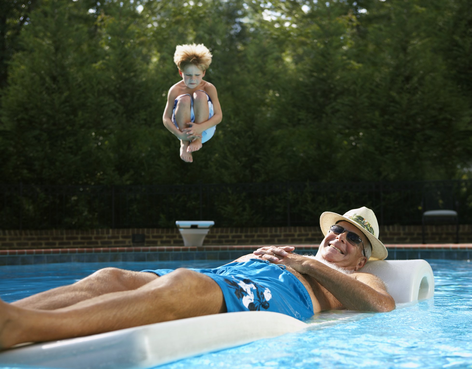 Älterer Mann und ein Junge in einem Schwimmbad I Quelle: Getty Images