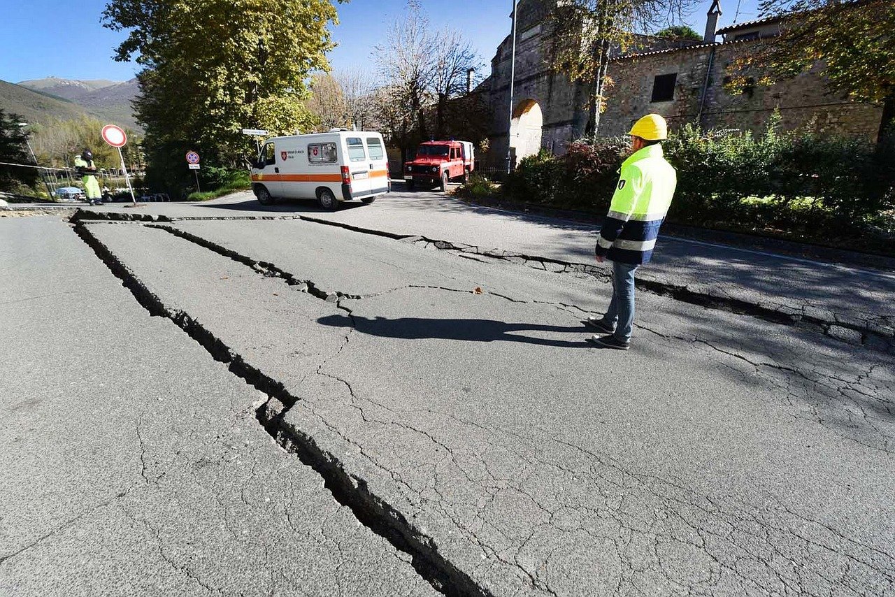 Une fissure après un tremblement de terre. | Photo : Pixabay
