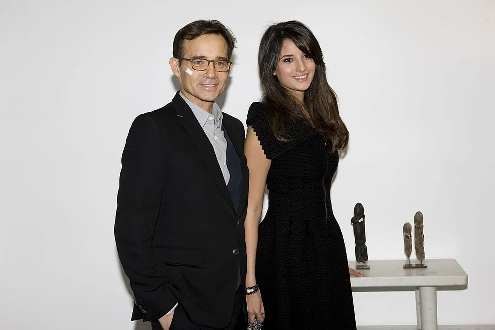 Jean-Luc Delarue et Anissa posent à la Galerie Kamel Mennour le 17 décembre 2011.| Photo : Getty Images