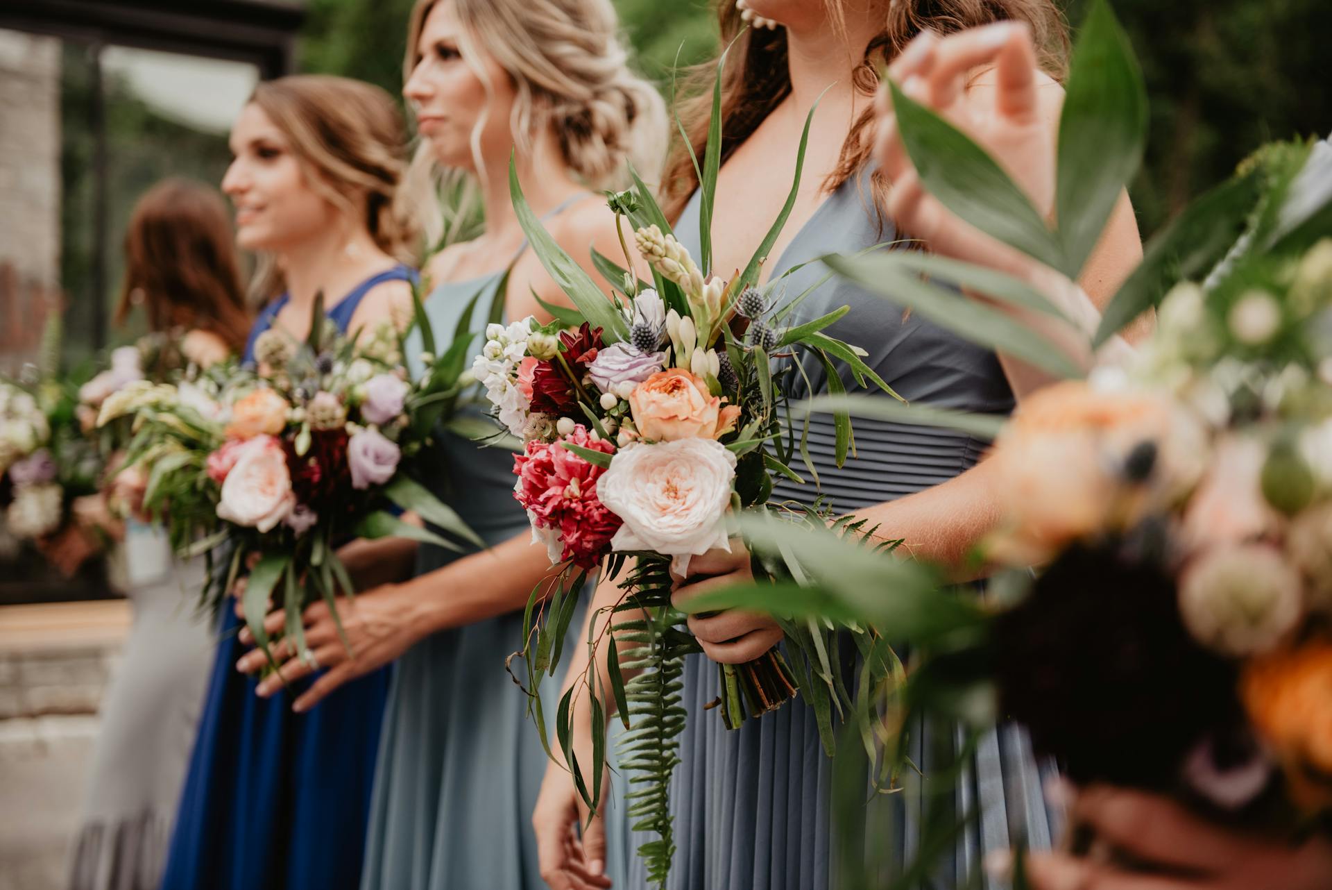 Bridesmaids holding flowers on wedding day | Source: Pexels