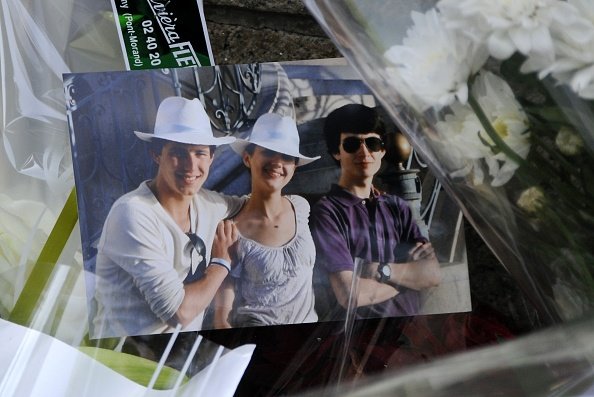 Plusieurs centaines de personnes participent à une marche à Nantes, dans l'ouest de la France, à la mémoire des cinq Dupont de Ligonnes.|Photo : Getty Images.