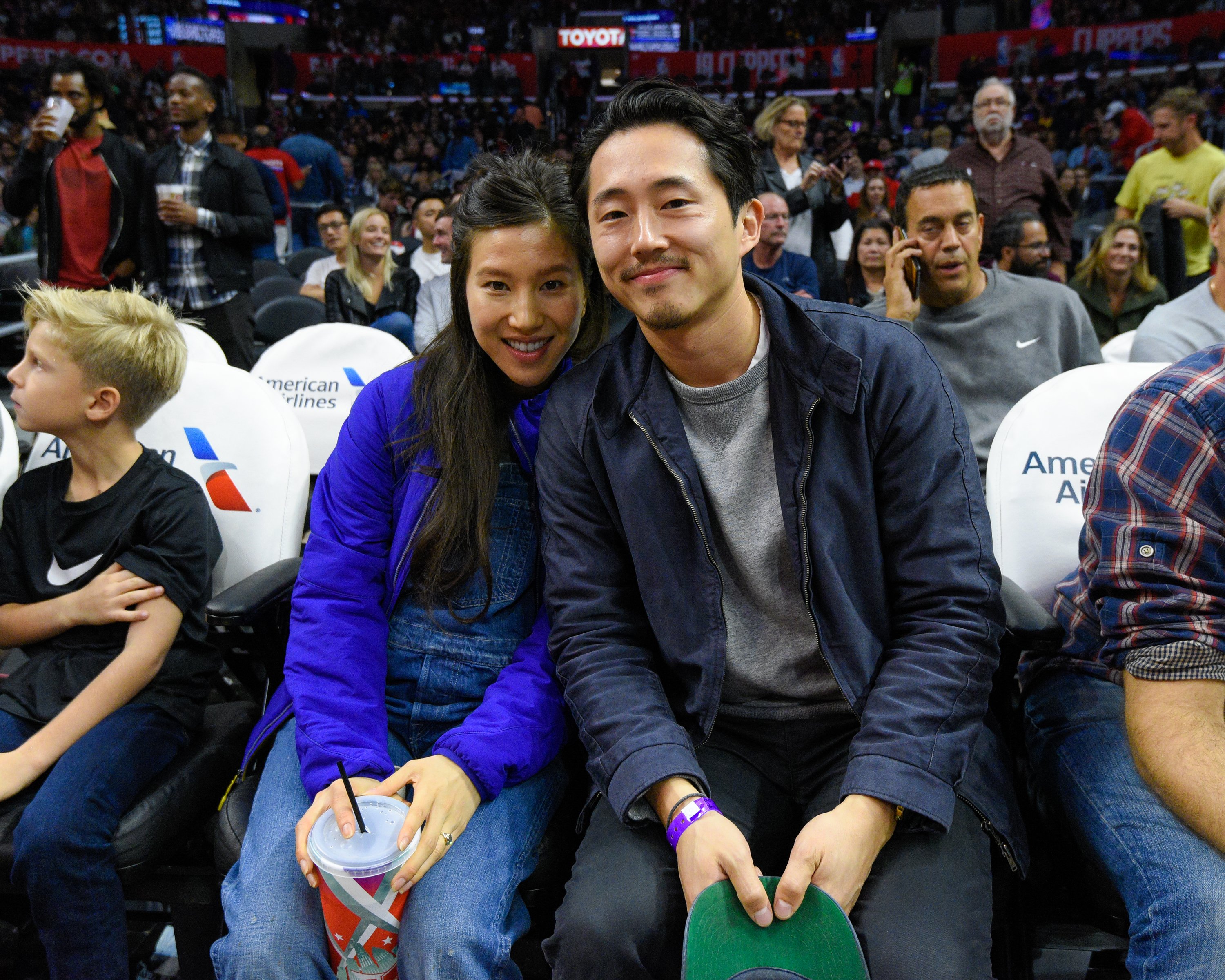 Steven Yeun and Joana Pak attend a basketball game on November 7, 2016 in Los Angeles, California. | Source: Getty Images