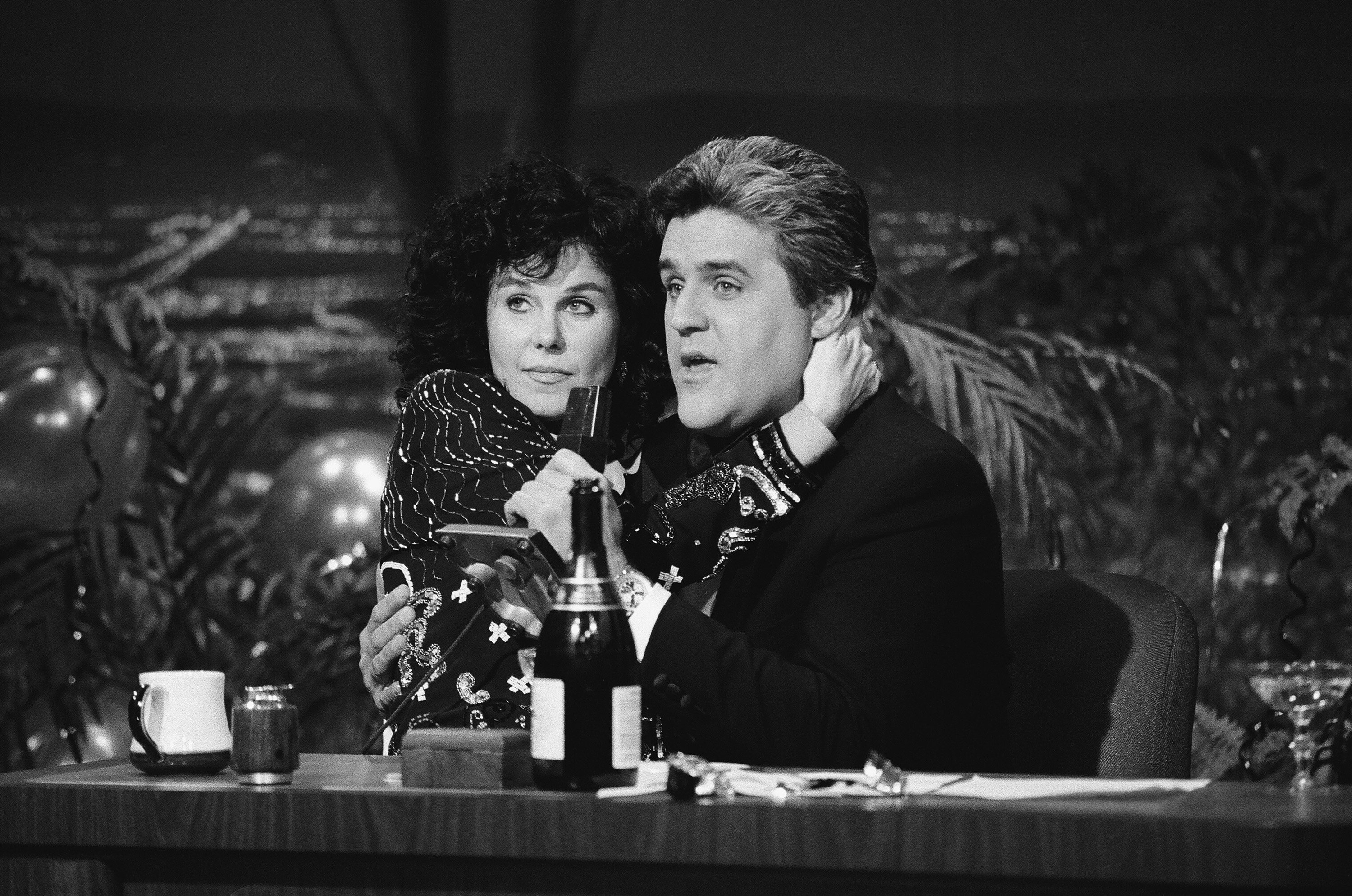 Mavis Leno and her husband Jay Leno appear on the 29th season of "The Tonight Show Starring Johnny Carson" on December 31, 1990. | Source: Getty Images