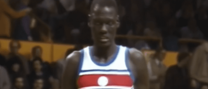 Manute Bol playing for the Washington Bullets | Photo: YouTube/La Magia Del Basket