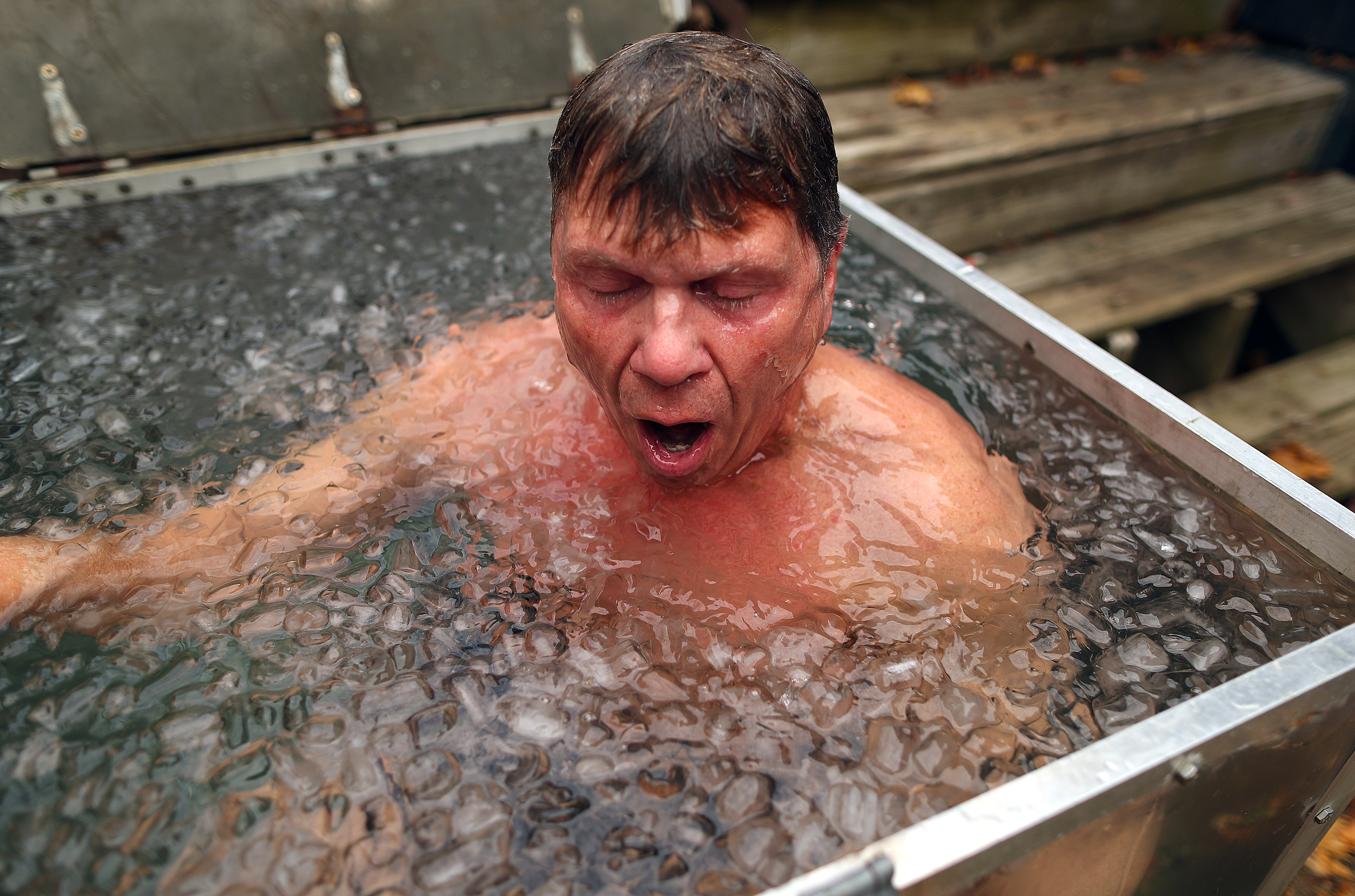 Bill Purnell, 60, takes a 20-minute ice bath in a backyard dunk tank filled with 10 bags of ice to make the water temperature a chill 36 degrees (year and location unknown) | Source: Getty Images