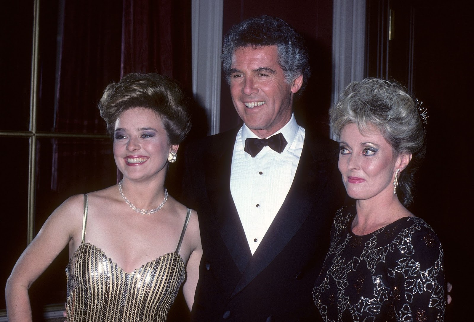 "Santa Barbara" actresses Robin Mattson and Judith McConnell with actor Jed Allan at the 13th Annual Daytime Emmy Awards on July 17, 1986, in New York. | Source: Getty Images