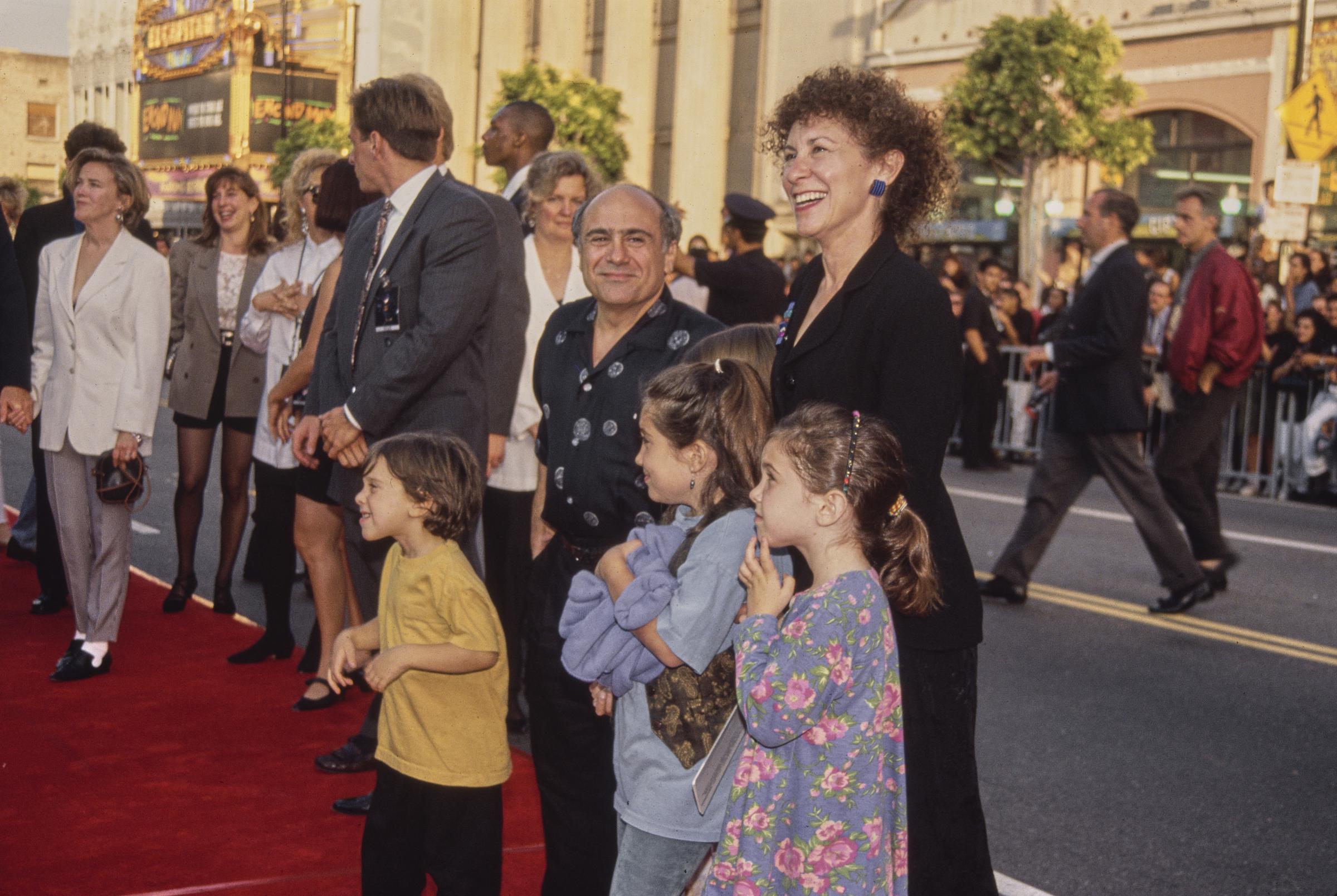 Danny DeVito, Rhea Perlman, and their children, at the premiere of "Batman Returns" on June 16, 1992 | Source: Getty Images