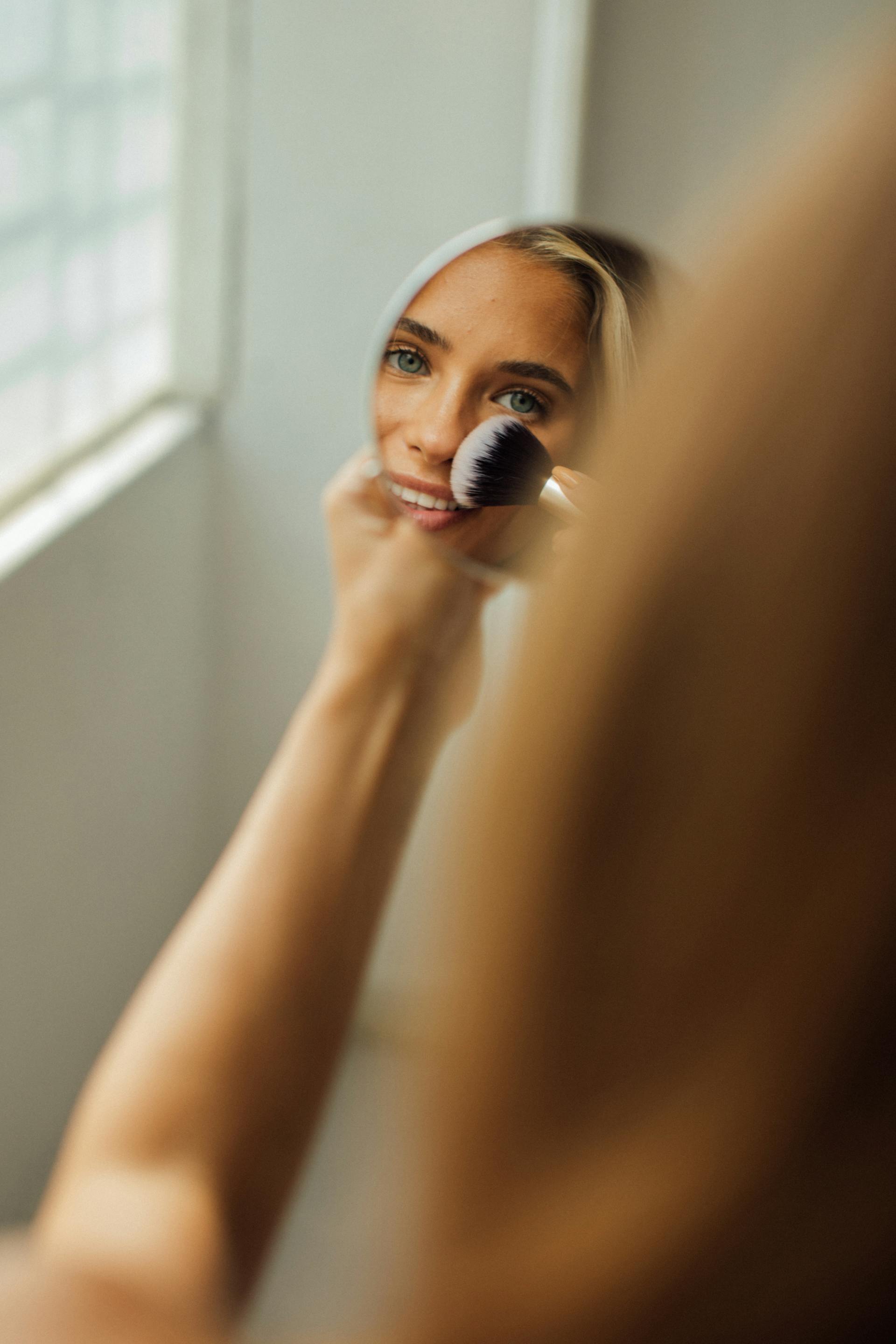 A woman putting make-up | Source: Pexels