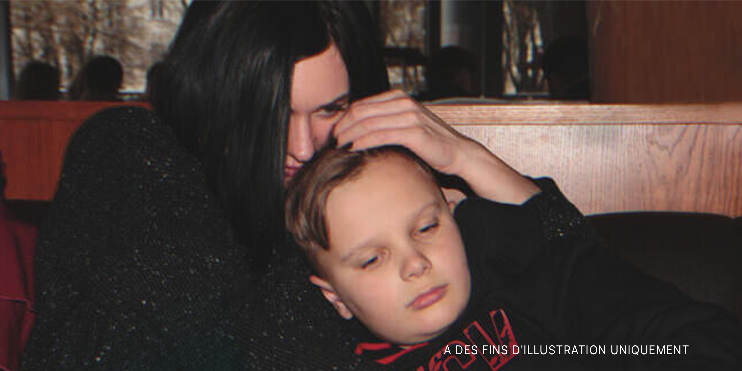 Une maman tenant son fils dans ses bras | Source : Shutterstock