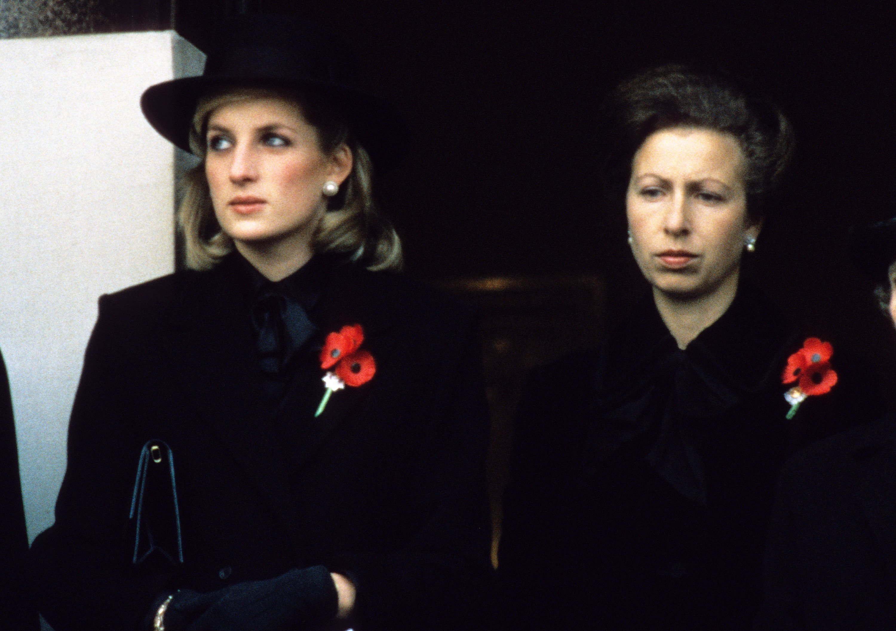 La princesa Diana y la princesa Anne en el cenotafio en Londres el 1 de noviembre de 1984. | Foto: Getty Images