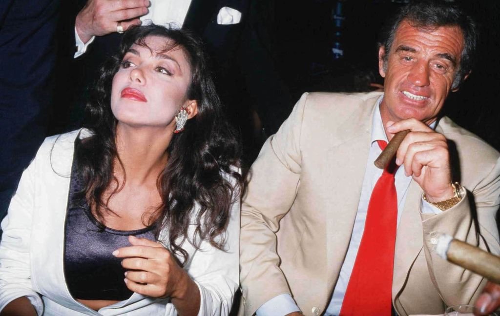 Jean-Paul Belmondo avec sa petite amie Carlos Sotto Mayor, 1986. | Photo : Getty Images
