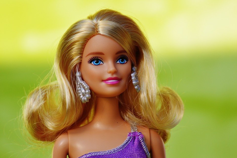 An upclose photo of a Barbie doll. | Photo: Pixaby