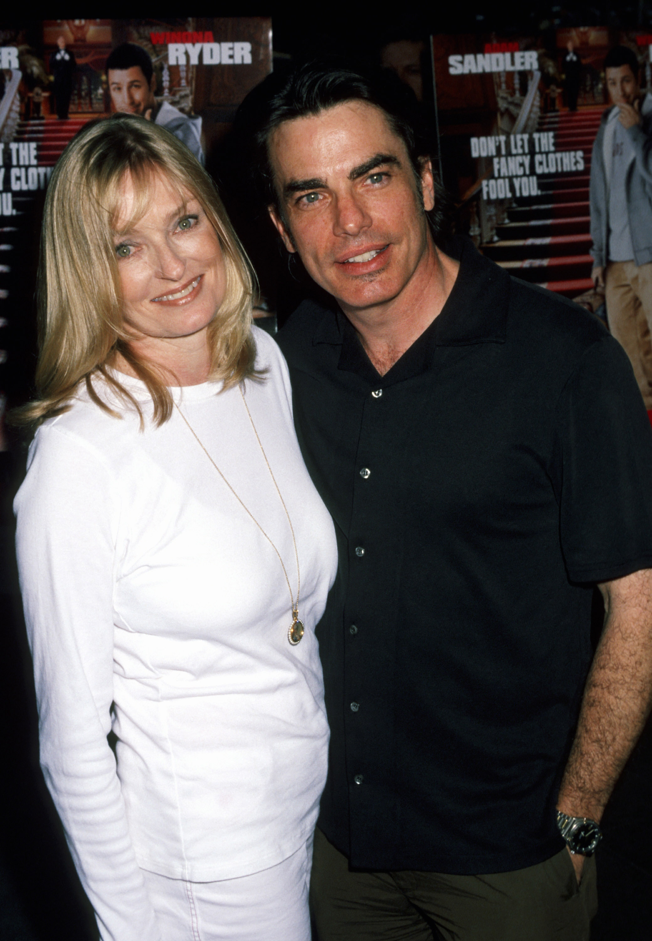 Paula Harwood and Peter Gallagher at the premiere of "Mr. Deeds," 2002 | Source: Getty Images