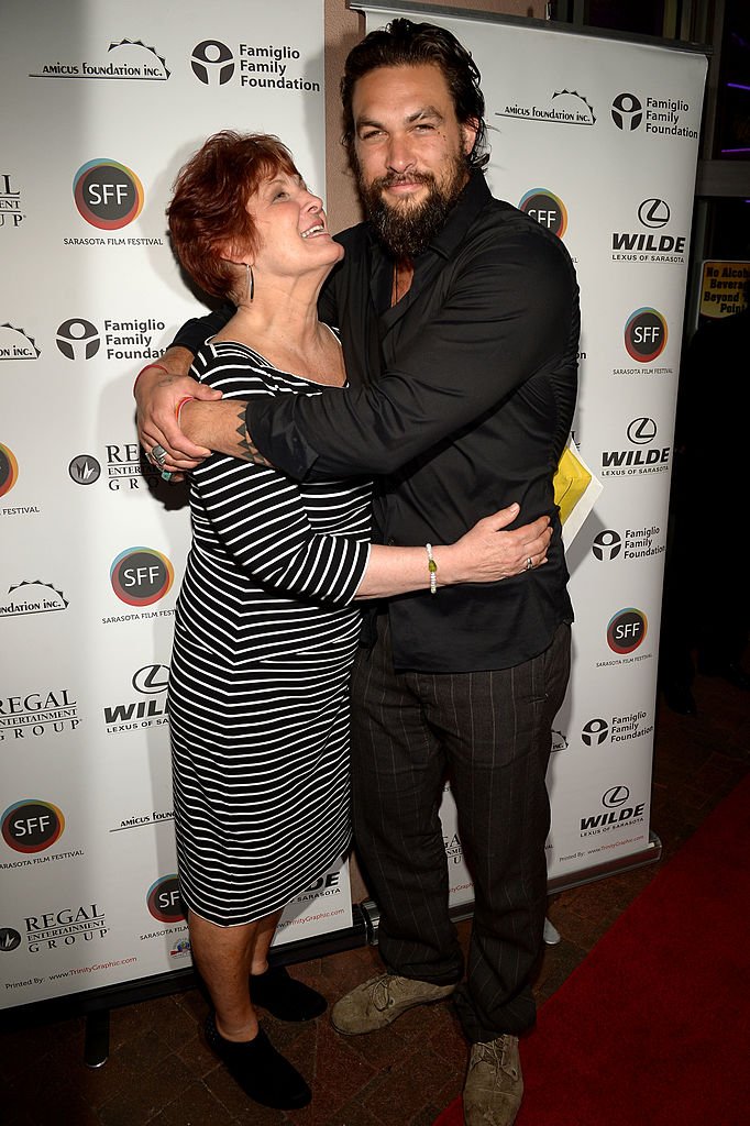 Jason Momoa und seine Mutter Coni, 2014 | Quelle: Getty Images