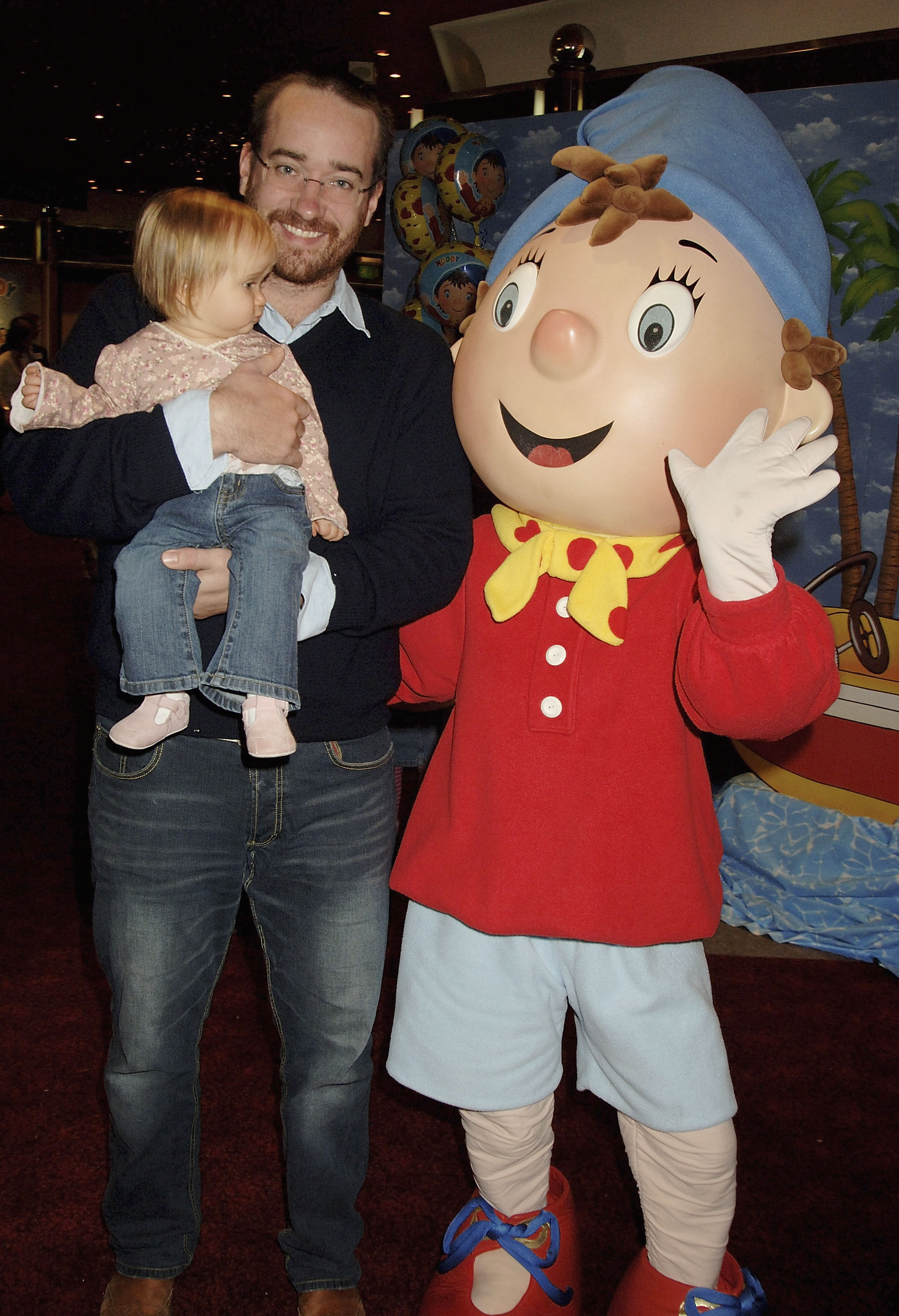 Matthew Macfadyen with his daughter, Maggie Macfadyen, attend the Charity DVD Premiere for "Noddy And The Island Adventure" at the Empire Leicester Square on October 23, 2005, in London, England. | Source: Getty Images