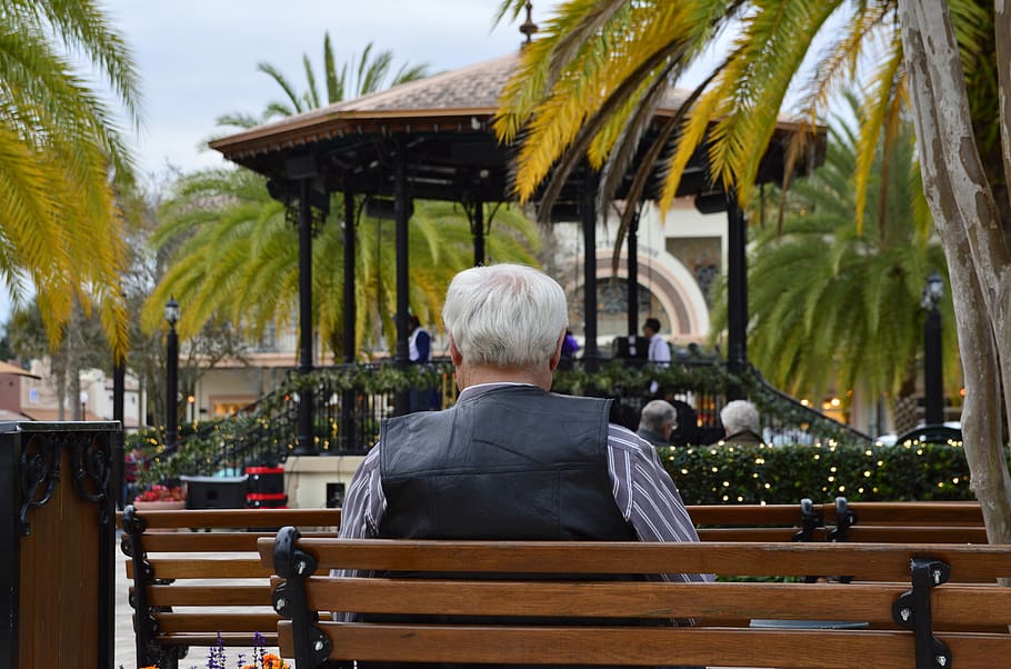 Anciano sentado en una banquilla. | Foto: PxFuel