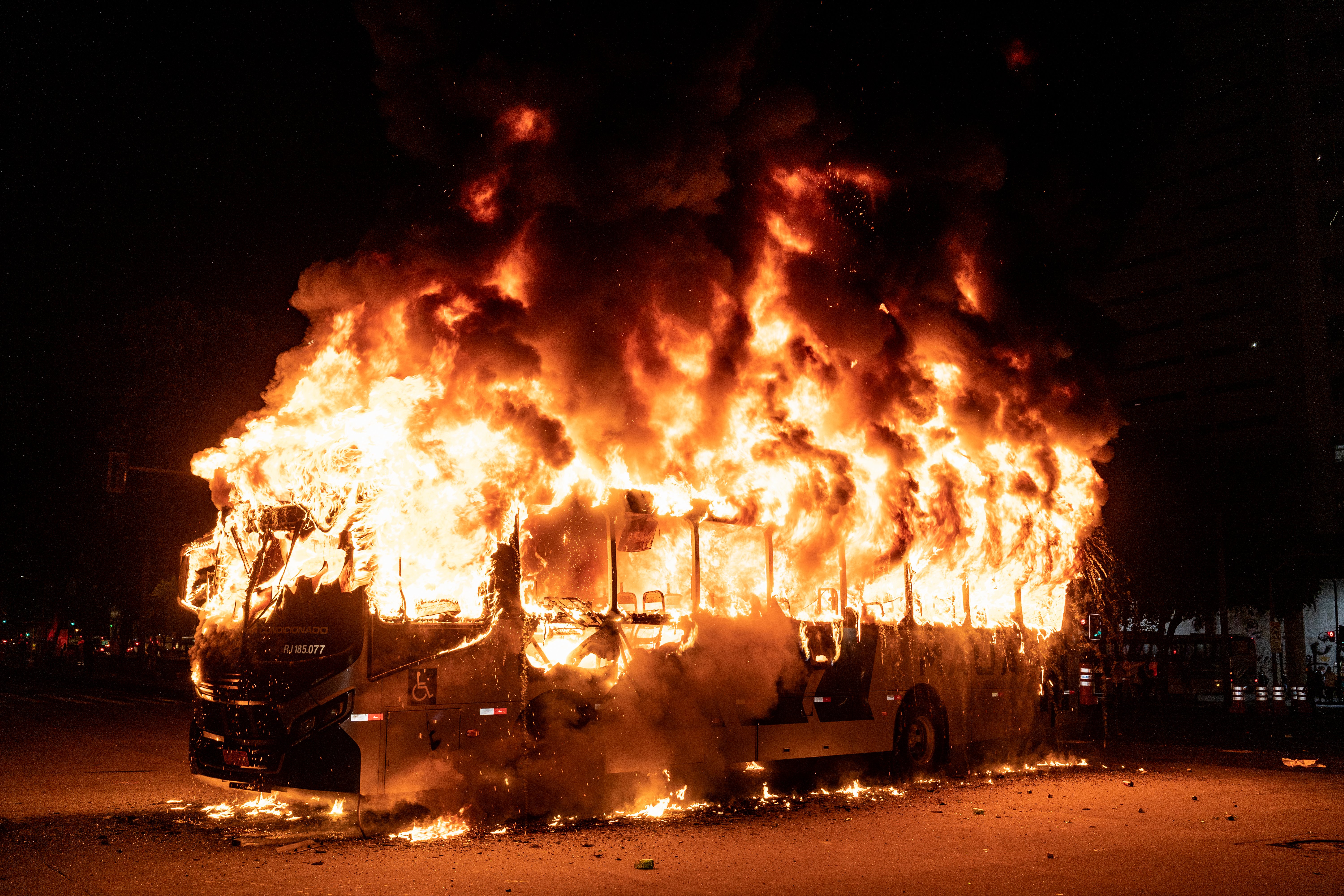 Bus en llamas. | Foto: Getty Images