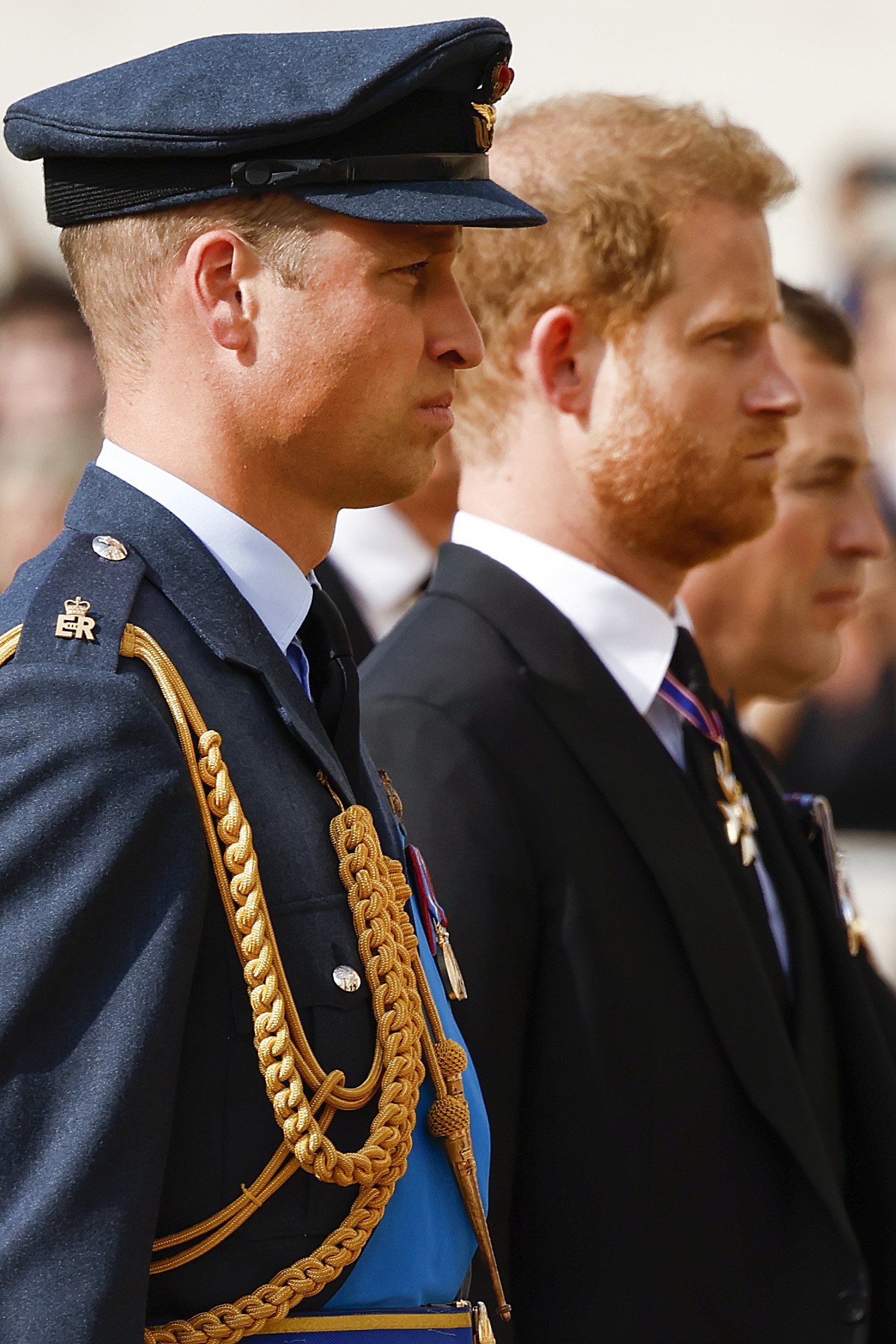 Prinz William, Prinz von Wales, und Prinz Harry, Herzog von Sussex, gehen während der Prozession für den Liegenden Staat von Königin Elizabeth II. am 14. September 2022 in London, England, hinter dem Sarg | Quelle: Getty Images