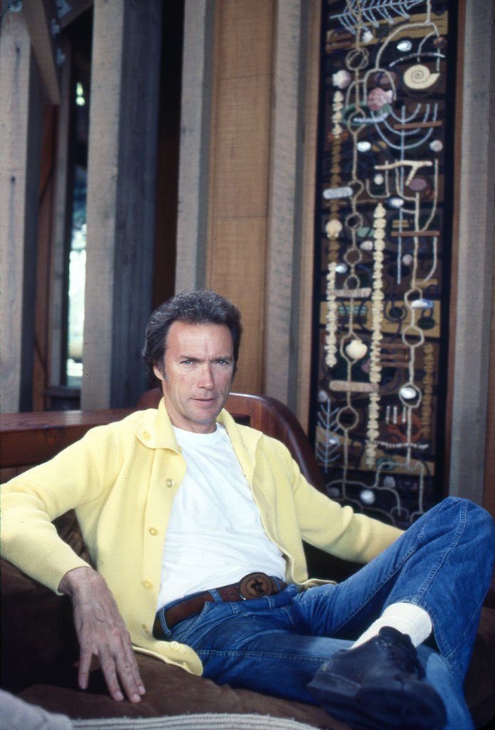 Der amerikanische Filmschauspieler und Regisseur Clint Eastwood posiert für ein Porträt in seinem Haus in Pebble Beach, Carmel, Kalifornien. | Quelle: Getty Images