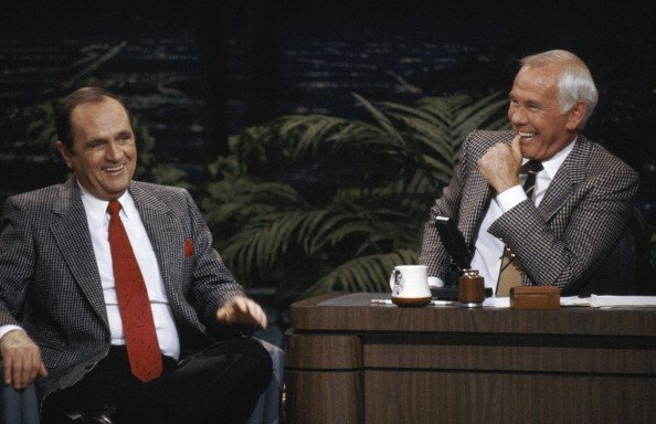 Actor Bob Newhart during an interview with host Johnny Carson | Photo: Getty Images