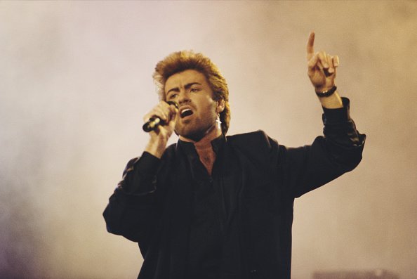 Chanteur, auteur-compositeur et musicien anglais, George Michael (1963-2016) se produit sur scène lors d'un concert caritatif de sensibilisation au sida à la Wembley Arena de Londres en avril 1987. | Photo : Getty Images