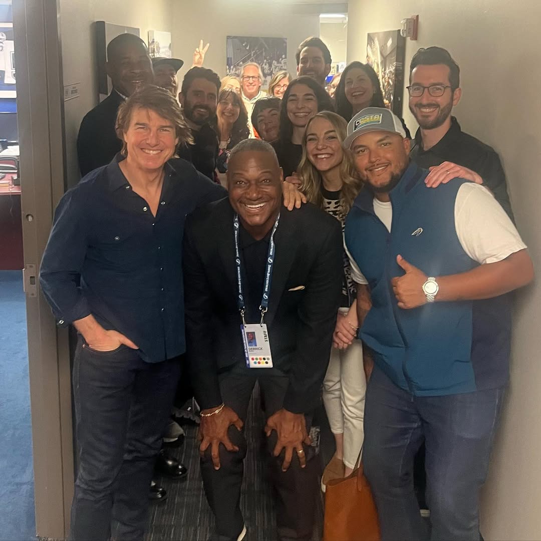 Tom and Bella Cruise with others from a post dated December 28, 2023. | Source: Instagram/officialdbrooks55