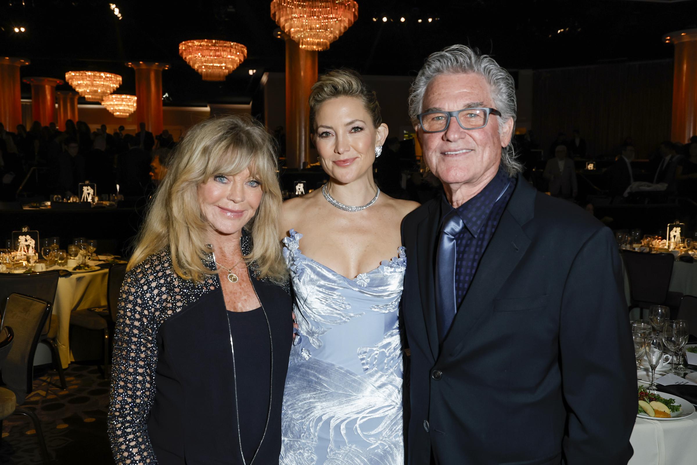 Goldie Hawn, Kate Hudson, and Kurt Russell posing for photos. | Source: Getty Images
